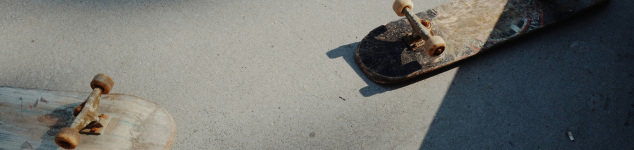 Skateboards die auf dem Boden liegen