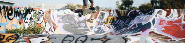 Skateboarder auf Halfpipe