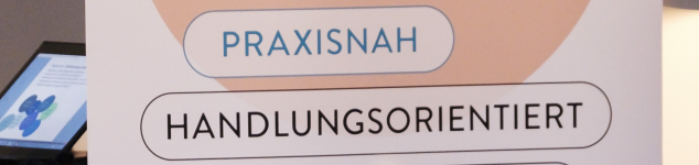 Aufschrift Praxisnah / Handlungsorientiert auf einem Roll-Up