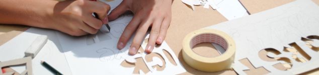 Jugendliche im Graffiti Workshop