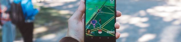 Jugendlicher spielt ein Mobile Game