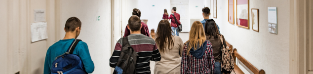 Schüler im Schulgang